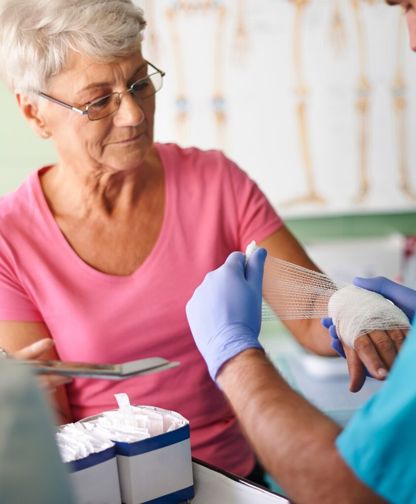 Ältere Frau mit Bandage an der Hand