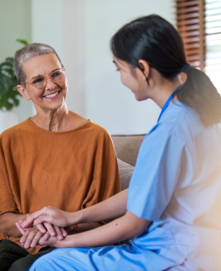 Einfühlungsvermögen, Vertrauen und eine Pflegekraft, die mit dem Patienten Händchen hält. beratende Unterstützung und Beratung im Gesundheitswesen. Freundlichkeit, Beratung und medizinische Therapie im Pflegeheim für Hoffnung, Beratung und Psychologie
