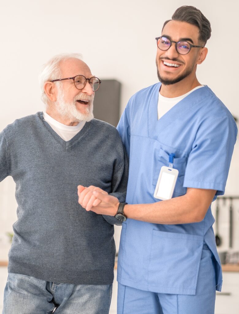 Krankenschwester hilft ihrem älteren Patienten beim Gehen mit einem Stock