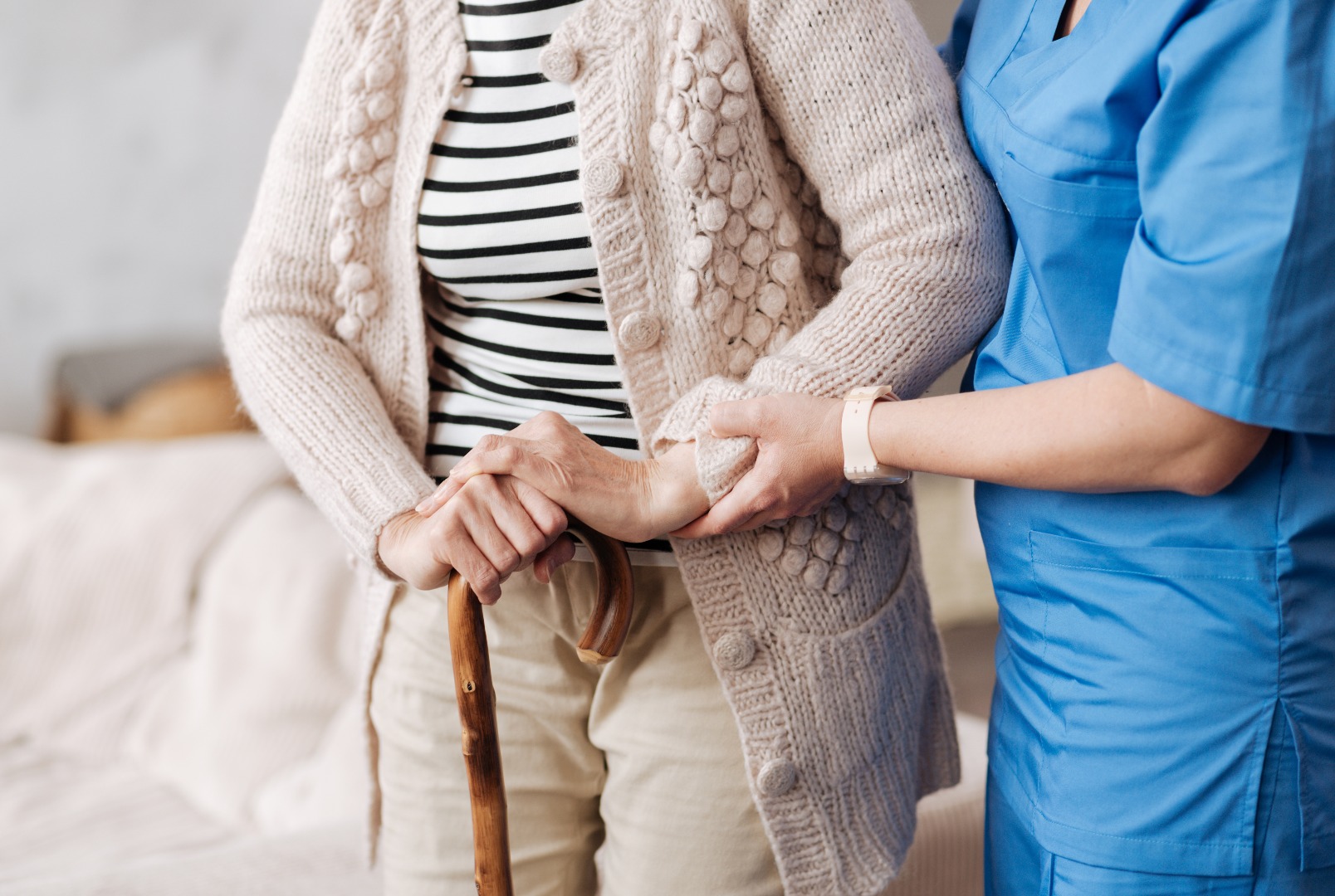 Sanftmütige ausgebildete Krankenschwester hilft reifem Patienten